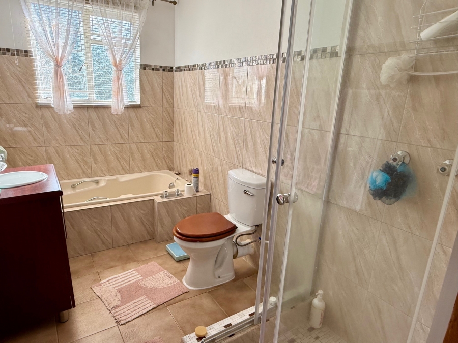 4 Bedroom Property for Sale in Bergzicht Western Cape